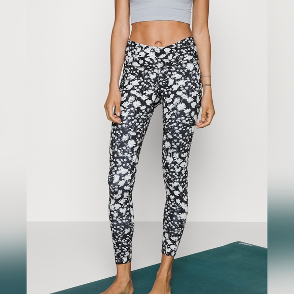NWT FP Movement Printed Lose Control Wrap Leggings Black & White Floral - Picture 3 of 6